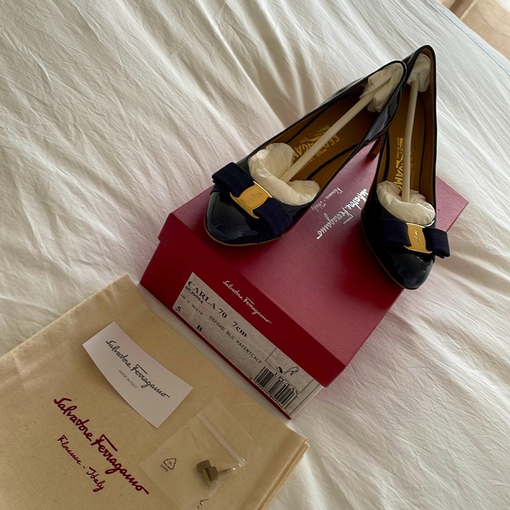 NWT Salvatore Ferragamo CARLA Navy Blue Patent Leather Pump with Bow Size 5B